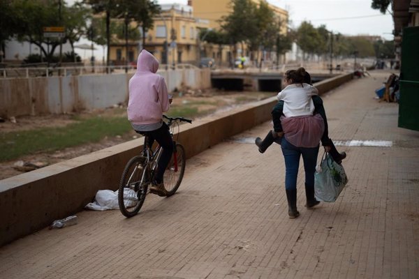 Pediatras recomiendan evitar la separación de los niños de sus padres por las inundaciones de la DANA