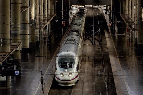 Suspendidos los servicios de Cercanías en Valencia y la conexión ferroviaria con Cataluña por la alerta roja