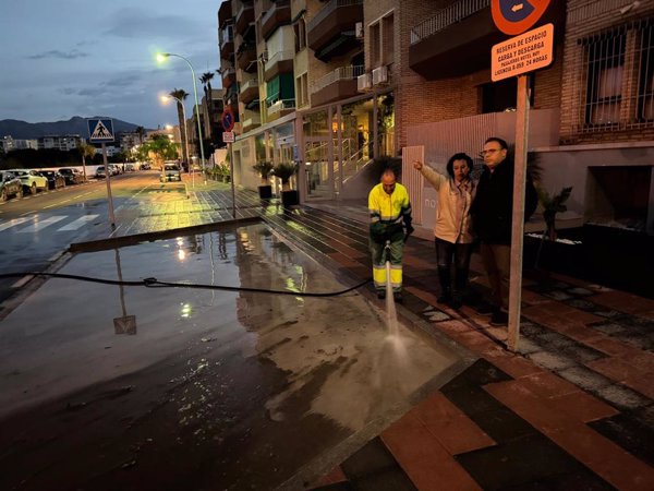 Almuñécar (Granada) limpia su playa y retira barro en el entorno de las desembocaduras de los ríos Jate y Seco