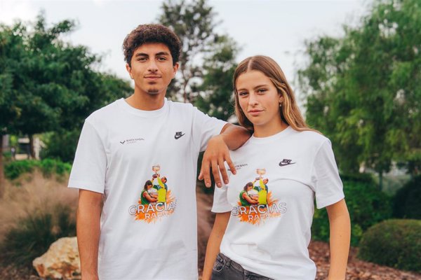 Nike y la Rafa Nadal Academy lanzan la camiseta 'GRACIAS RAFA' en homenaje a la carrera deportiva del manacorí