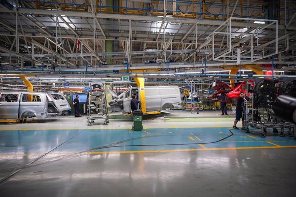 Mercedes Vitoria plantea reducir a dos turnos la producción a partir de marzo de 2025 y fabricar 122.500 furgonetas