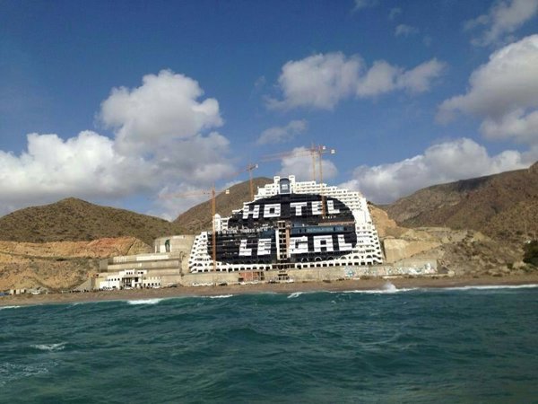La promotora del Algarrobico (Almería) insta a ejecutar el fallo que obliga a revisar la licencia del hotel