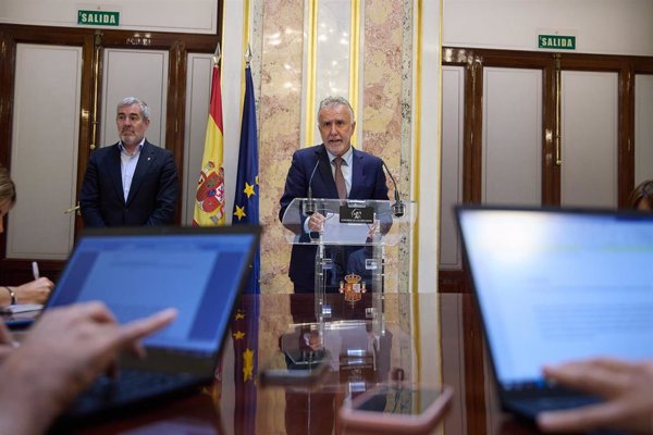 Torres envía una carta al PP y a los gobiernos de Canarias y Ceuta para retomar la negociación de la Ley de Extranjería