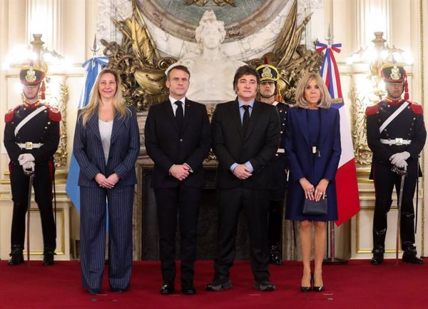 Milei recibe a Macron en la Casa Rosada al ritmo de una marcha militar vinculada a la dictadura