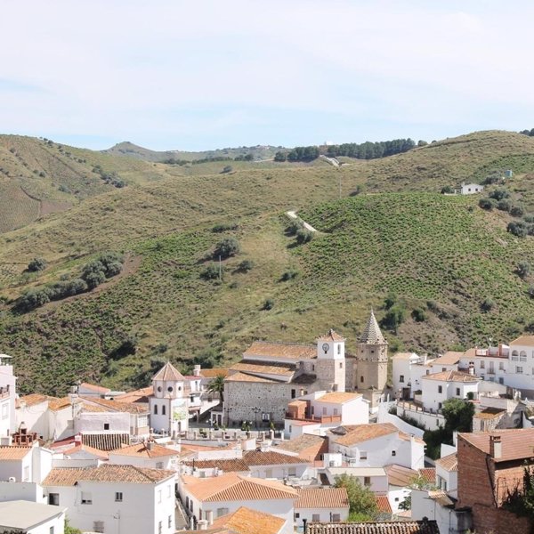 El suministro de agua continúa con camiones cuba en El Borge (Málaga) tras el temporal