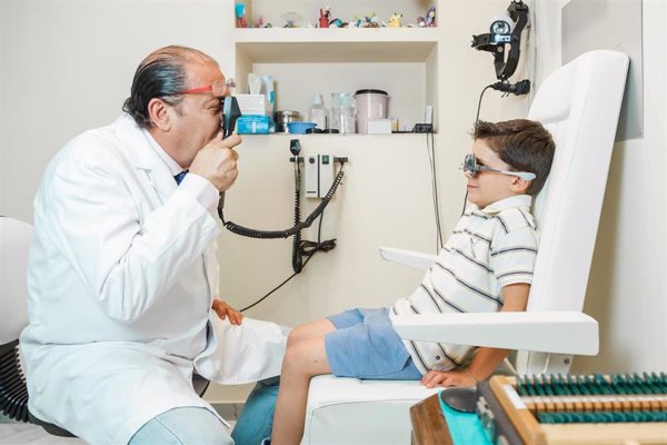 Una experta señala el colirio de atropina como la solución más