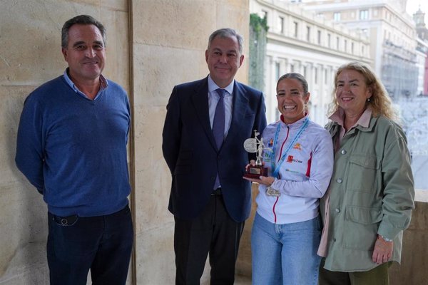 El Ayuntamiento de Sevilla recibe a Loreto Macho, subcampeona del mundo de dragon boat