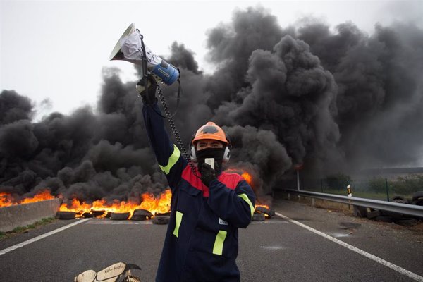 Economía.Trabajadores de Alcoa se concentran en Ribadeo (Lugo) el sábado para pedir la 