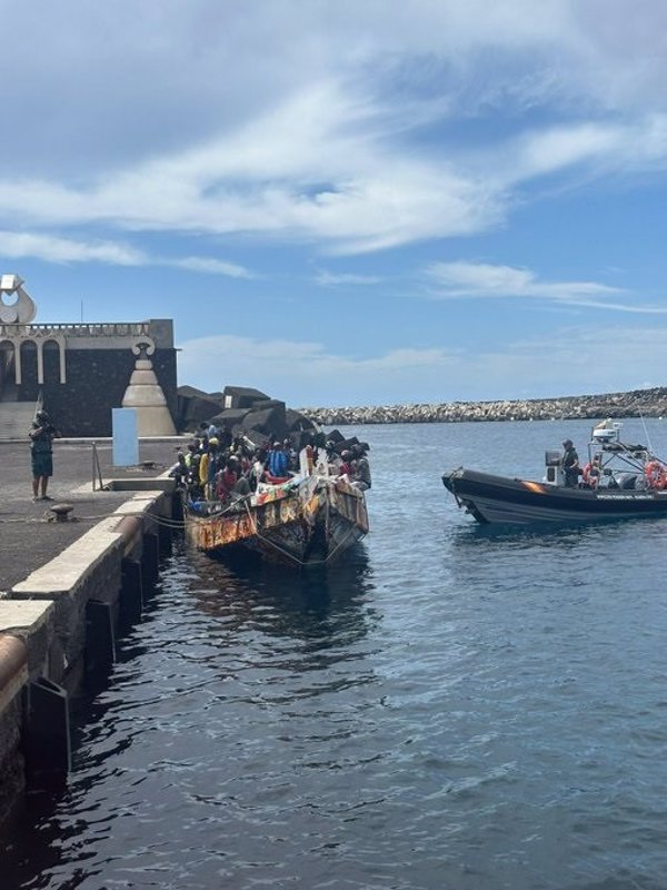 Interceptan un cayuco con 51 migrantes en aguas de El Hierro