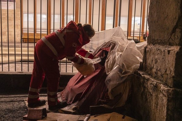 Cruz Roja amplía a 88 sus unidades móviles de emergencia social para mejorar su atención a las personas sin hogar