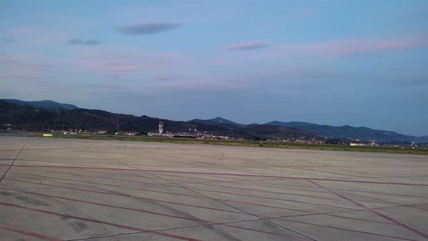 Cancelados cuatro vuelos en el aeropuerto de Bilbao y desviados otros cinco a Madrid y Barcelona por el viento