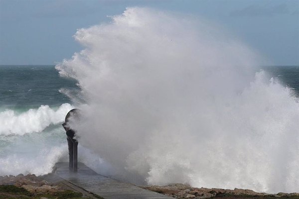 Doce comunidades siguen en aviso por viento y oleaje este lunes por un frente frío asociado a la borrasca Bert