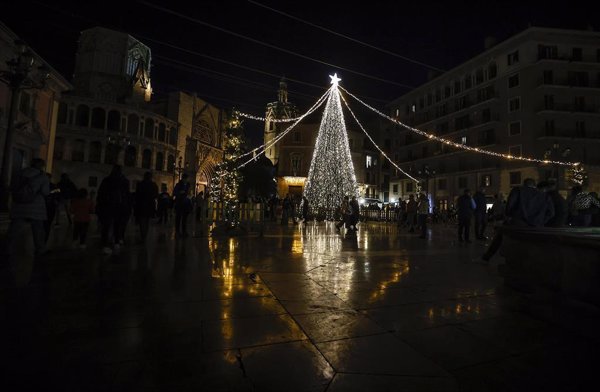 El Gobierno trabajará con la FEMP para hermanar a municipios con Valencia y engalanar sus calles en Navidad tras la DANA