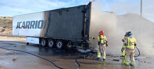 Arde un camión frigorífico en la AP-7 a su paso por Mazarrón (Murcia)
