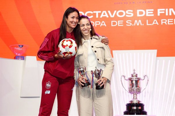 La RFEF entrega a Esther Romero los trofeos de la Copa de la Reina perdidos durante la DANA en Valencia