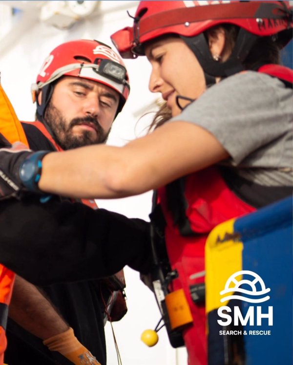 El buque de salvamento Aita Mari rescata a 33 personas en el Mediterráneo