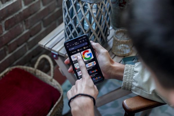 Las redes sociales, las que más influyen a los ciudadanos en política, por encima de candidatos y televisión, según CIS