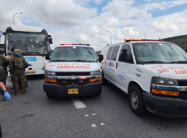 Un ataque a tiros contra un autobús israelí en Cisjordania deja al menos ocho heridos, tres de ellos graves