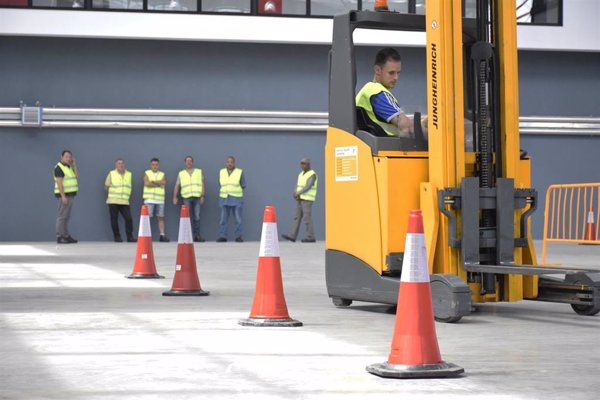 Los 27 rechazan rebajar la ambición de la norma europea para regular las prácticas laborales