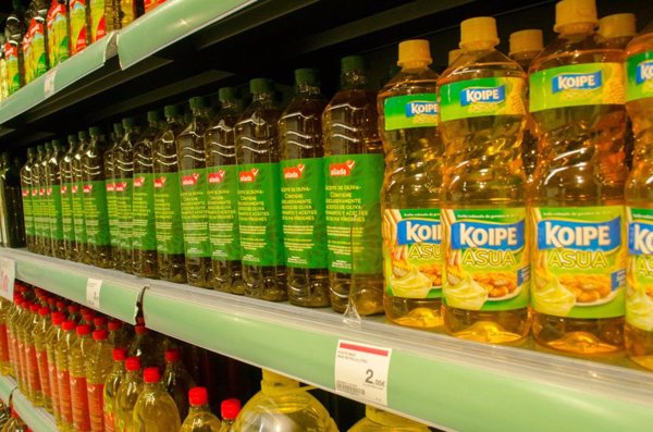 Eroski y Alcampo siguen la estela de Mercadona y suben el precio de sus aceites de girasol de marca blanca