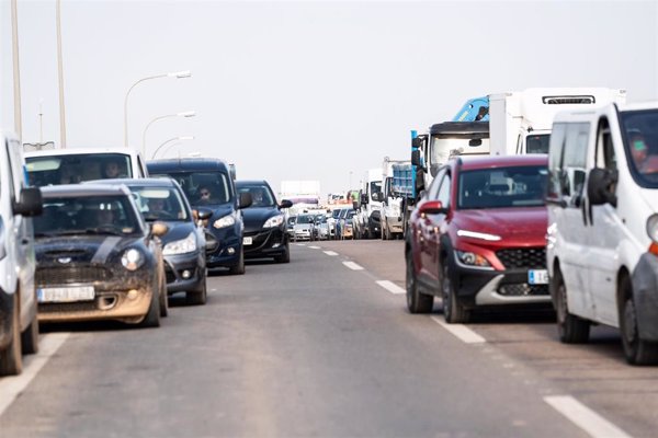 Atascos en carreteras de Madrid, Barcelona, Valencia, Murcia, Málaga o Cádiz por el puente de la Constitución