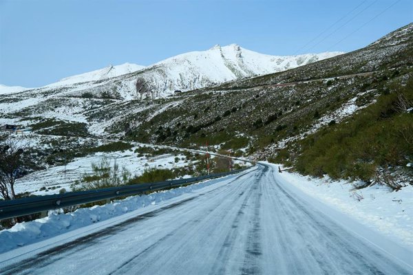 La nieve mantiene cerrados al tráfico los puertos de Lunada y Palombera (Cantabria)