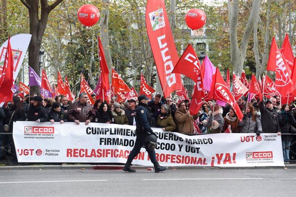 Ccoo Y Ugt Se Concentran Frente A Sanidad Para Exigir A M Nica Garc A Que No Imponga El Nuevo