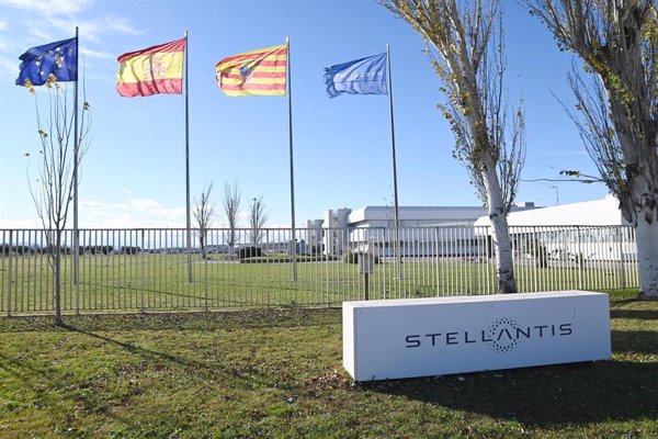 Los afectados por los motores Puretech de Stellantis presentan en Vigo las primeras demandas