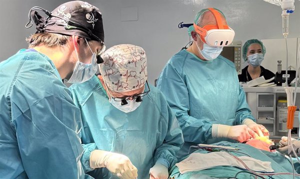 Empresas- El H. Universitario La Luz opera por primera vez un tumor maxilar con la ayuda de gafas de realidad virtual