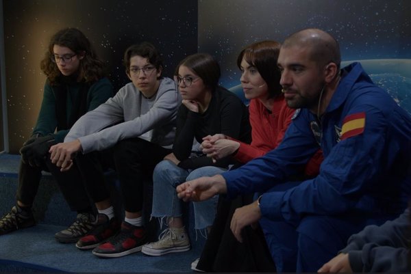 Pablo Álvarez explica a alumnos de 4º de la ESO cómo está siendo su formación como astronauta de la ESA