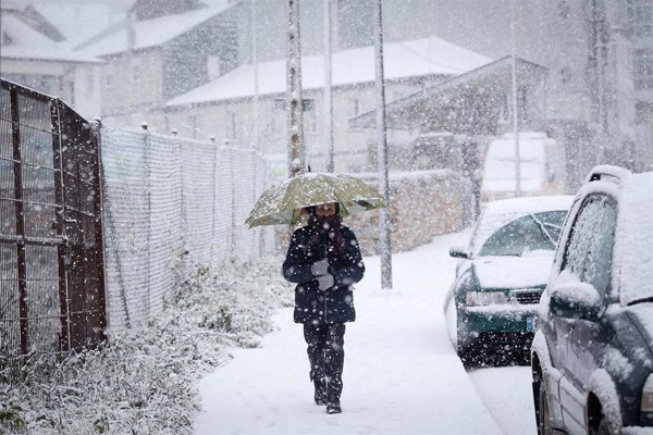 La nieve, el viento y las olas pondrán mañana en aviso a doce provincias