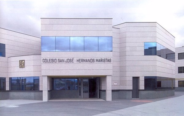 Desalojado el colegio Maristas de Logroño tras un escape de gas, no tóxico, de una planta de pienso del entorno