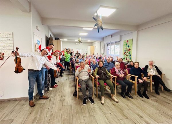 Voluntarios de la Orquesta RTVE ofrecen un recital a personas mayores en un centro de día de Madrid