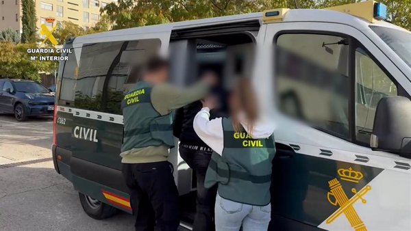 Cuadro detenidos por defraudar más de 30.000 euros robando tarjetas de crédito a ancianos cuando sacaban dinero