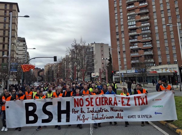 Miles de personas protestan en Pamplona en contra del cierre de BSH en Esquíroz