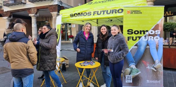 Teruel reparte un millar de pulseras a jóvenes para detectar si una bebida ha sido adulterada