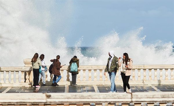 La Nochebuena trae avisos a una decena provincias del noroeste del país por viento, olas y nieve