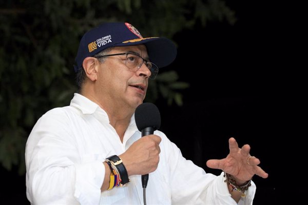 El presidente de Colombia anuncia un incremento del salario mínimo del 9,54% para 2025