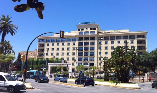 Un hombre es evacuado al hospital tras el incendio de un vehículo en Mijas (Málaga)