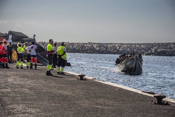 Localizan dos cayucos a unos 18 kilómetros de El Hierro y otro en Gran Canaria, mientras buscan una patera más