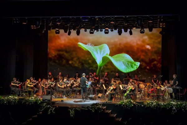 La orquesta 'La Música del Reciclaje' de Ecoembes pone en pie al público en Madrid en su gran concierto navideño