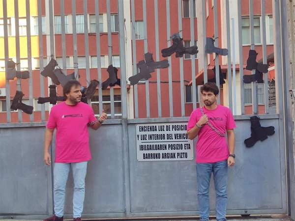Identificados varios activistas tras encadenarse en las puertas del Gobierno militar de Bilbao