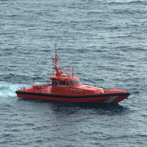 Rescatan a 21 migrantes tras llegar en patera al sur de Cabrera