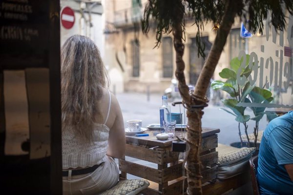 Barcelona prohíbe desde este año las estufas de combustión de gas en terrazas de locales