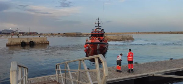 Localizada una patera con 15 personas en la costa de La Vila Joiosa (Alicante), con seis heridos por quemaduras