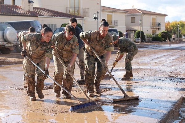 Militares de la Brigada 'Guzmán el Bueno' X (Córdoba) ayudan a que Valencia recupere la normalidad tras la dana