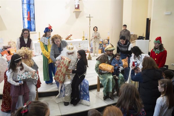 La Fundación Madrina reparte durante la Navidad 7.000 regalos a niños de municipios afectados por la dana