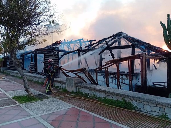 Detenido un hombre por provocar un incendio en un chiringuito de Puerto Banús en Marbella (Málaga)