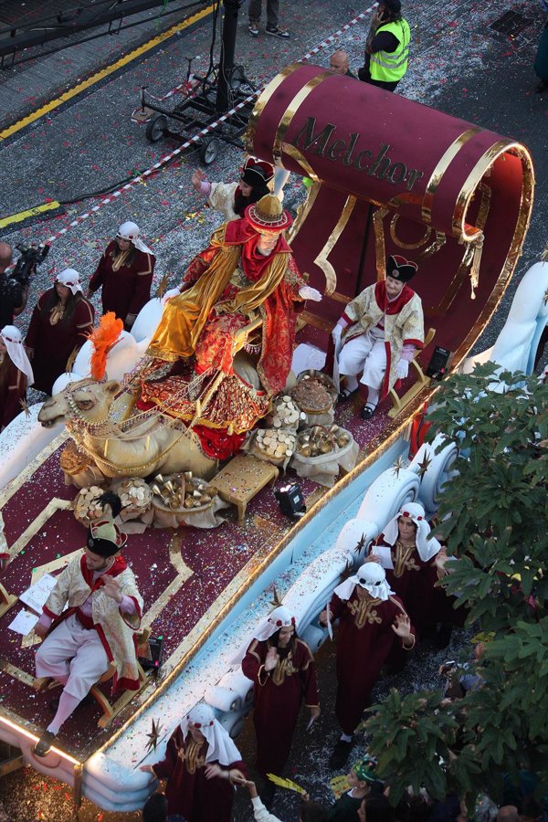 Niños y mayores reciben entre vítores e ilusión a los Reyes Magos en la cabalgata de Las Palmas de Gran Canaria