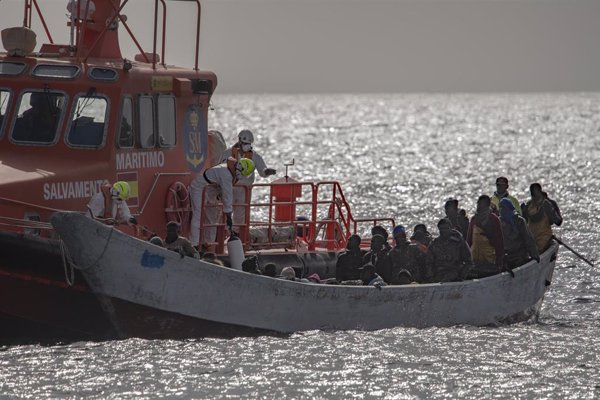 Llega un quinto cayuco con unos 70 migrantes a El Hierro